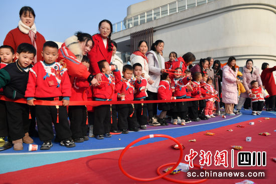幼兒園的小朋友在逛“廟會”。彭圣洲 攝 幼兒園的小朋友在逛“廟會”。彭圣洲 攝