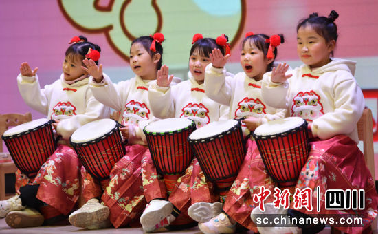 幼兒園的小朋友在“廟會”上表演節目。彭圣洲 攝 幼兒園的小朋友在“廟會”上表演節目。彭圣洲 攝