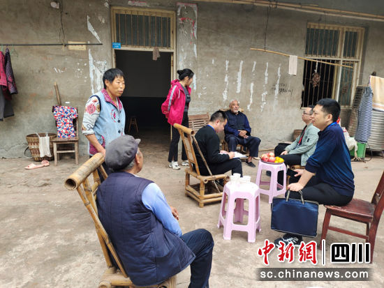 敘州區(qū)委第一巡察組實地走訪查看退役軍人劉莫龍優(yōu)待證辦理情況。沈瑤 攝 敘州區(qū)委第一巡察組實地走訪查看退役軍人劉莫龍優(yōu)待證辦理情況。沈瑤 攝