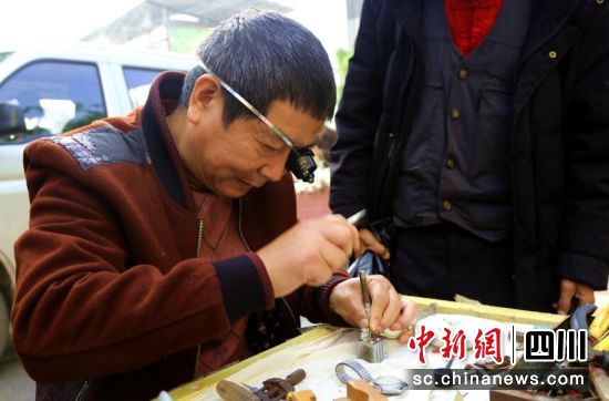 李遠彬用修表錘和生耳批維修表帶。瀘縣融媒體中心供圖 李遠彬用修表錘和生耳批維修表帶。瀘縣融媒體中心供圖