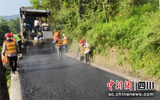 鋪設(shè)道路。 什邡市委宣傳部供圖 鋪設(shè)道路。 什邡市委宣傳部供圖