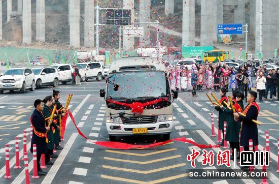 通車儀式現(xiàn)場(chǎng)。 胡宇 攝 通車儀式現(xiàn)場(chǎng)。 胡宇 攝