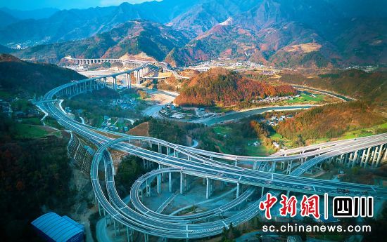 九綿廣平樞紐互通。 胡宇 攝 九綿廣平樞紐互通。 胡宇 攝