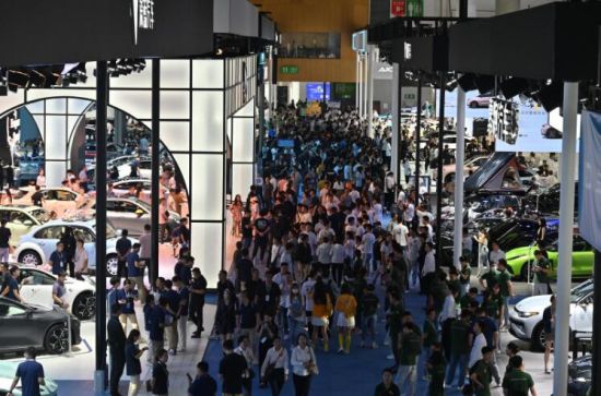 成都國際車展首個觀眾日人流攢動。陶軻 攝 成都國際車展首個觀眾日人流攢動。陶軻 攝