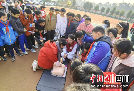 指導學生進行急救操作。黃曉川攝 指導學生進行急救操作。黃曉川攝