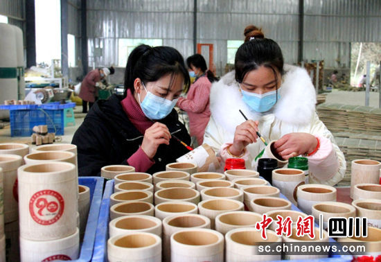 復(fù)興鎮(zhèn)竹產(chǎn)品加工企業(yè)吸收當(dāng)?shù)卮迕窬徒蜆I(yè)。陳小芳 攝 復(fù)興鎮(zhèn)竹產(chǎn)品加工企業(yè)吸收當(dāng)?shù)卮迕窬徒蜆I(yè)。陳小芳 攝