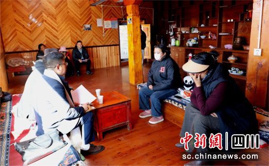 郭輝洋正在“親戚”家了解情況。劉躍先 攝 郭輝洋正在“親戚”家了解情況。劉躍先 攝