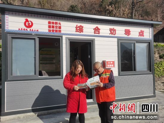 為群眾講解森林防火知識。 北川縣委宣傳部供圖 為群眾講解森林防火知識。 北川縣委宣傳部供圖