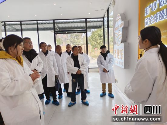 參觀圣迪樂。 西南科技大學供圖 參觀圣迪樂。 西南科技大學供圖