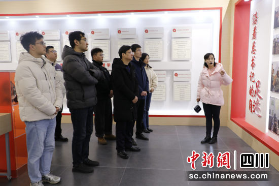一起參觀,聽講解。李蒙蒙 攝 一起參觀,聽講解。李蒙蒙 攝