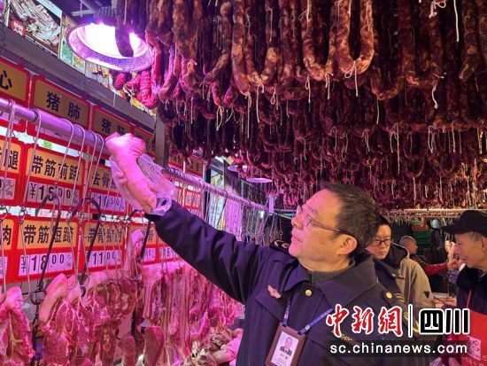 執(zhí)法人員現(xiàn)場檢查對比。成都市市場監(jiān)管局供圖 執(zhí)法人員現(xiàn)場檢查對比。成都市市場監(jiān)管局供圖