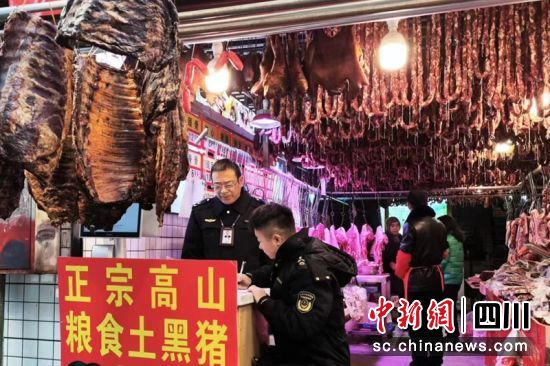 執(zhí)法人員現(xiàn)場依法對違規(guī)使用燈具開出罰單。成都市市場監(jiān)管局供圖 執(zhí)法人員現(xiàn)場依法對違規(guī)使用燈具開出罰單。成都市市場監(jiān)管局供圖