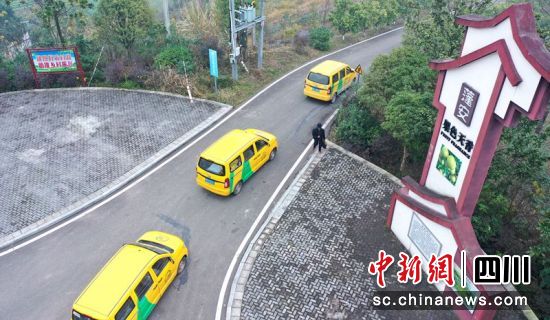 三輛“金通工程”農村客運車正行駛在公路上。周亮攝 三輛“金通工程”農村客運車正行駛在公路上。周亮攝