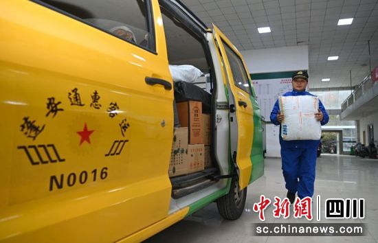 金通工程”農村客運車輛駕駛員正在將快遞裝車。周亮攝 金通工程”農村客運車輛駕駛員正在將快遞裝車。周亮攝