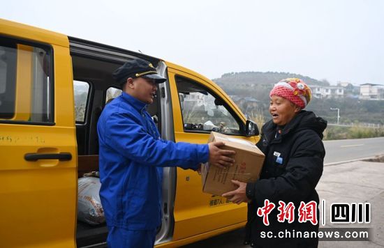 “金通工程”農村客運車輛駕駛員正將快遞送到群眾手中。周亮攝 “金通工程”農村客運車輛駕駛員正將快遞送到群眾手中。周亮攝