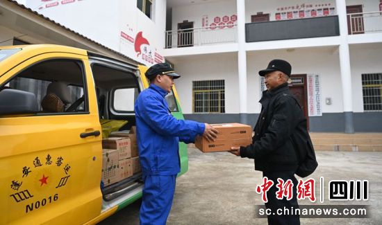 “金通工程”農村客運車輛駕駛員正將快遞送到群眾手中。周亮攝 “金通工程”農村客運車輛駕駛員正將快遞送到群眾手中。周亮攝