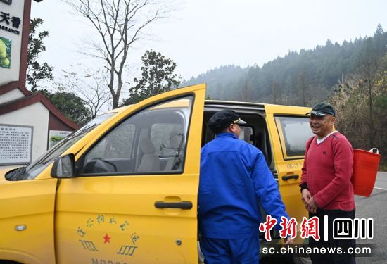 群眾乘坐“金通工程”農村客運車出行。周亮攝 群眾乘坐“金通工程”農村客運車出行。周亮攝