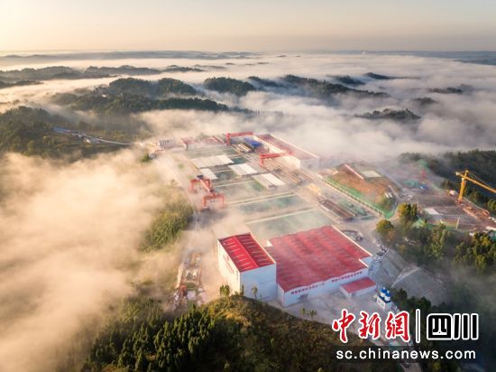 云霧下的成渝中線高鐵安岳東制梁場。中鐵五局供圖 云霧下的成渝中線高鐵安岳東制梁場。中鐵五局供圖