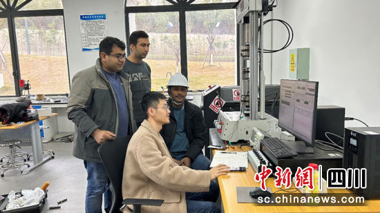 Asif Ali和同學們在學習中。 王春艷 攝 Asif Ali和同學們在學習中。 王春艷 攝