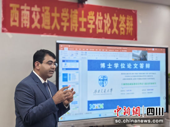 Asif Ali論文答辯中。王春艷 攝 Asif Ali論文答辯中。王春艷 攝
