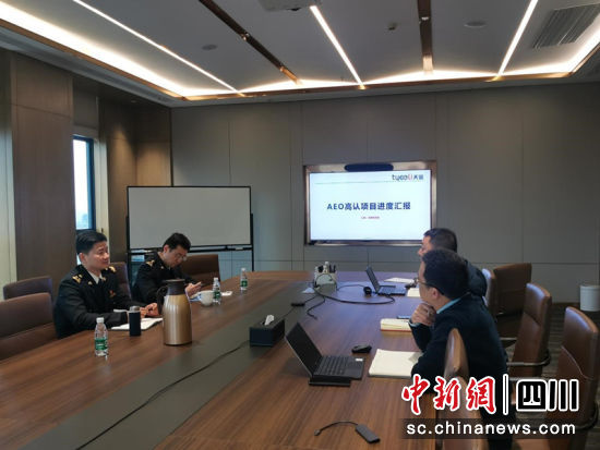 宜賓海關關員對企業開展現場指導。王春艷 攝 宜賓海關關員對企業開展現場指導。王春艷 攝