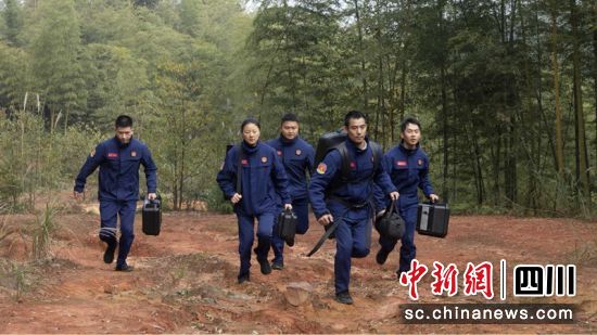 通信保障隊伍攜帶裝備趕赴第一現場。(資料圖)瀘州應急供圖 通信保障隊伍攜帶裝備趕赴第一現場。(資料圖)瀘州應急供圖