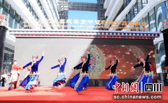 歌舞助陣農(nóng)特產(chǎn)品展銷會(huì)。馬爾康市委宣傳部 供圖 歌舞助陣農(nóng)特產(chǎn)品展銷會(huì)。馬爾康市委宣傳部 供圖