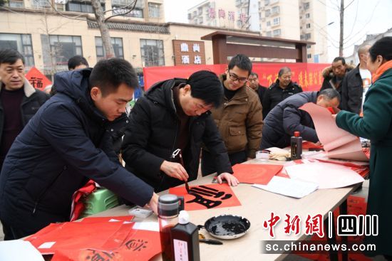 廣元朝天書法愛好者為民寫春聯(lián)現(xiàn)場。劉旭 攝 廣元朝天書法愛好者為民寫春聯(lián)現(xiàn)場。劉旭 攝