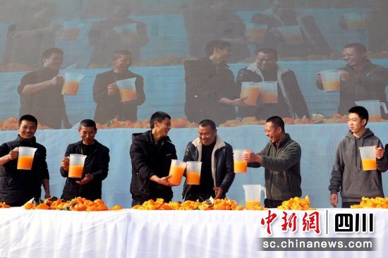 “榨得多”比賽現場,參賽選手們比賽徒手榨汁。劉丁源 攝 “榨得多”比賽現場,參賽選手們比賽徒手榨汁。劉丁源 攝