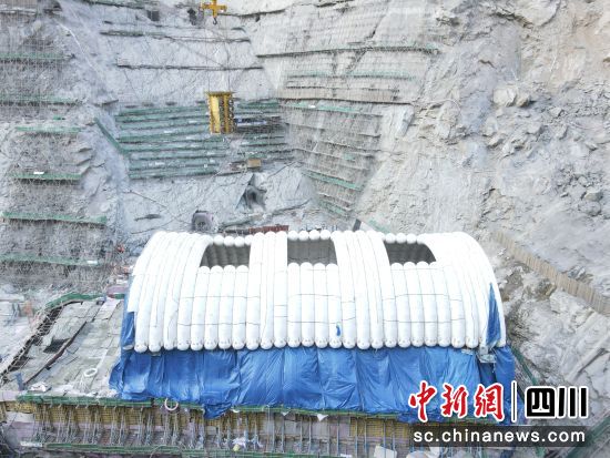 采用氣肋膜等保溫措施攻克高寒高海拔大溫差環(huán)境下混凝土易開裂難題。華電金沙江上游水電開發(fā)有限公司供圖 采用氣肋膜等保溫措施攻克高寒高海拔大溫差環(huán)境下混凝土易開裂難題。華電金沙江上游水電開發(fā)有限公司供圖