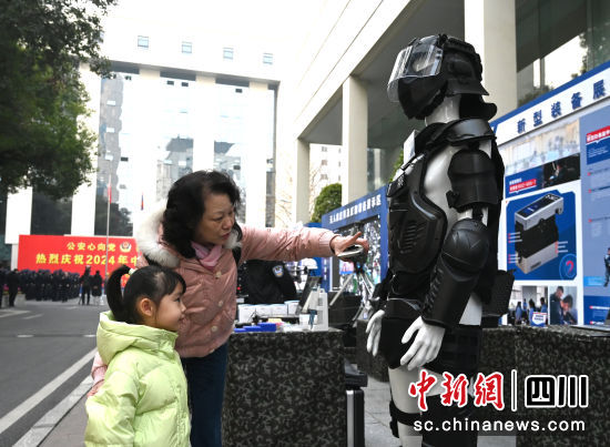 市民參觀現代化警用裝備展。記者安源攝 市民參觀現代化警用裝備展。記者安源攝