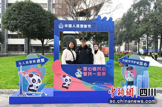 民警與家人在打卡點拍照留念。記者安源攝 民警與家人在打卡點拍照留念。記者安源攝