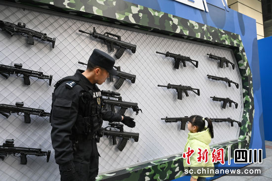 小朋友在現代化警用裝備展示區參觀。記者安源攝 小朋友在現代化警用裝備展示區參觀。記者安源攝