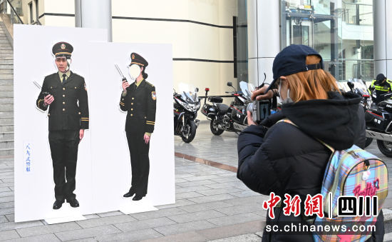 市民在打卡點拍照留念。記者安源攝 市民在打卡點拍照留念。記者安源攝