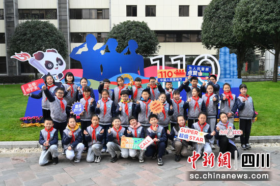 小學生在打卡點拍照留念。記者安源攝 小學生在打卡點拍照留念。記者安源攝