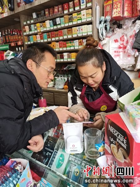 工行客戶經理為商戶提供金融服務。四川工行 供圖 工行客戶經理為商戶提供金融服務。四川工行 供圖