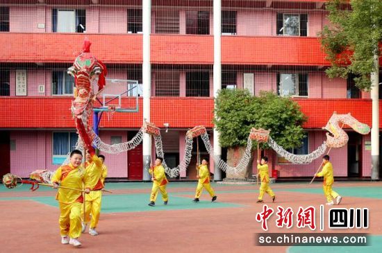 舞火龍,迎龍年。汪靜攝 舞火龍,迎龍年。汪靜攝