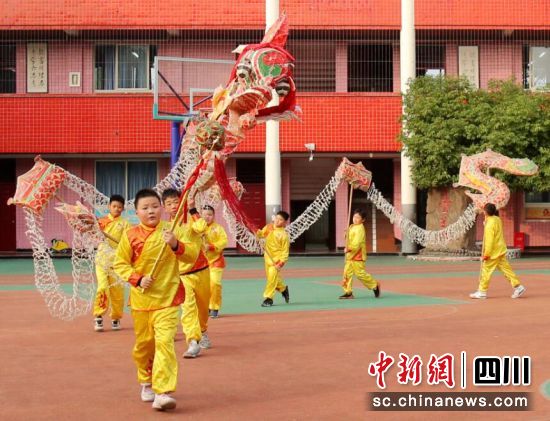 舞火龍,迎龍年。汪靜攝 舞火龍,迎龍年。汪靜攝