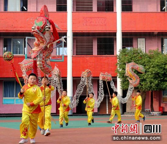 舞火龍,迎龍年。汪靜攝 舞火龍,迎龍年。汪靜攝