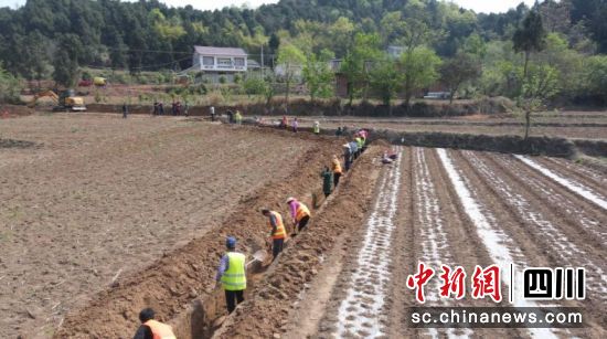 群眾修建溝渠。 梓潼縣融媒體中心供圖 群眾修建溝渠。 梓潼縣融媒體中心供圖