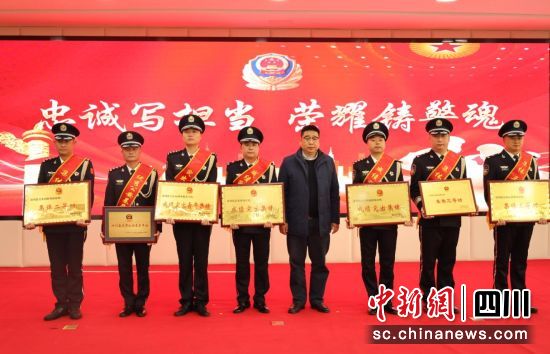 向年度優秀集體和個人頒獎。汶川縣委宣傳部 供圖 向年度優秀集體和個人頒獎。汶川縣委宣傳部 供圖