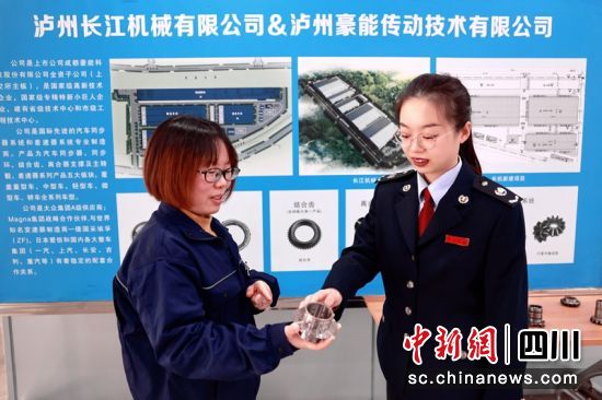 稅務干部在生產一線了解企業生產情況。四川稅務供圖 稅務干部在生產一線了解企業生產情況。四川稅務供圖
