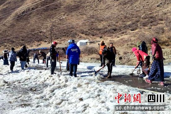 黨員干部和群眾一起清理道路結冰及時消除安全隱患。色達融媒中心供圖 黨員干部和群眾一起清理道路結冰及時消除安全隱患。色達融媒中心供圖