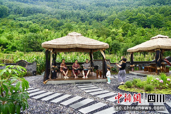 游客在民宿中休憩娛樂。 綿竹市融媒體中心供圖 游客在民宿中休憩娛樂。 綿竹市融媒體中心供圖