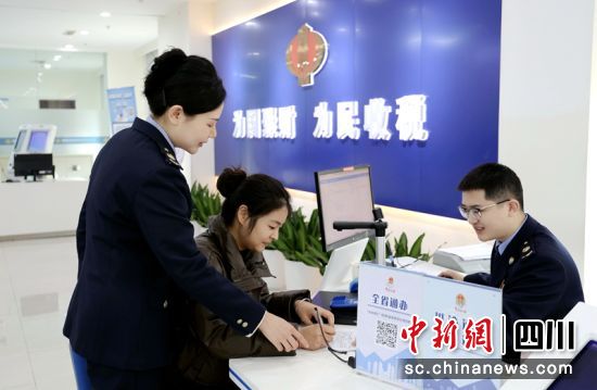 稅務(wù)工作人員輔導(dǎo)辦稅人員辦理相關(guān)業(yè)務(wù)。(資料圖)成都稅務(wù)供圖 稅務(wù)工作人員輔導(dǎo)辦稅人員辦理相關(guān)業(yè)務(wù)。(資料圖)成都稅務(wù)供圖
