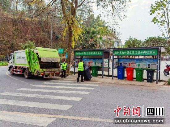 垃圾亭內有序擺放的垃圾分類桶格外引人注目。陳小雄 攝 垃圾亭內有序擺放的垃圾分類桶格外引人注目。陳小雄 攝