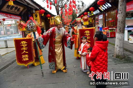 春節(jié)老人送福。張曉東 攝 春節(jié)老人送福。張曉東 攝
