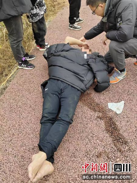 圖為救人現(xiàn)場。成都市第五人民醫(yī)院 供圖 圖為救人現(xiàn)場。成都市第五人民醫(yī)院 供圖