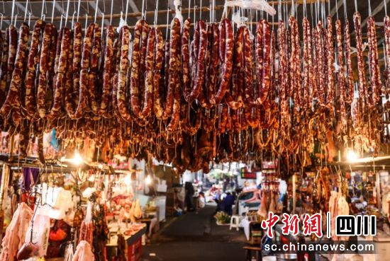 掛擺成堆的香腸臘肉等年貨,氛圍滿滿。楊曉川 攝 掛擺成堆的香腸臘肉等年貨,氛圍滿滿。楊曉川 攝