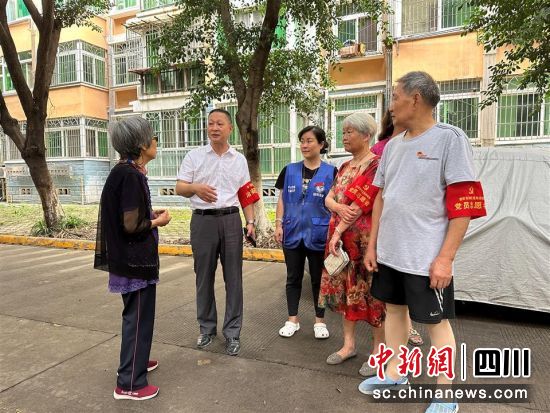 為群眾講解治安政策。 旌陽區融媒體中心供圖 為群眾講解治安政策。 旌陽區融媒體中心供圖